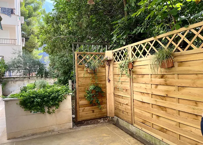 J&b - Beachside * Makarska