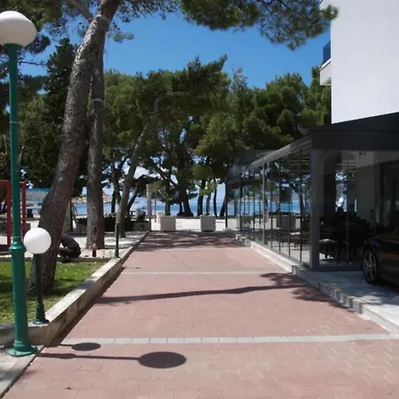 J&b - Beachside Makarska